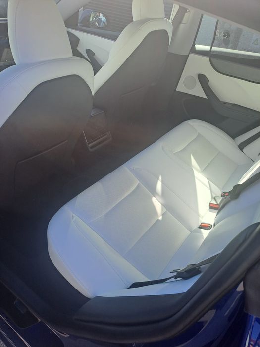 Tesla model 3 AWD Long Range albastra cu interior alb permium