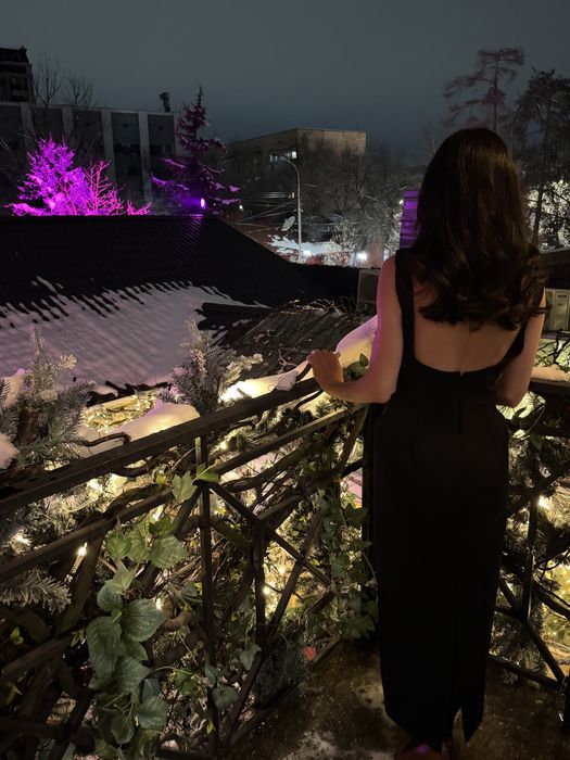 Черное платье миди