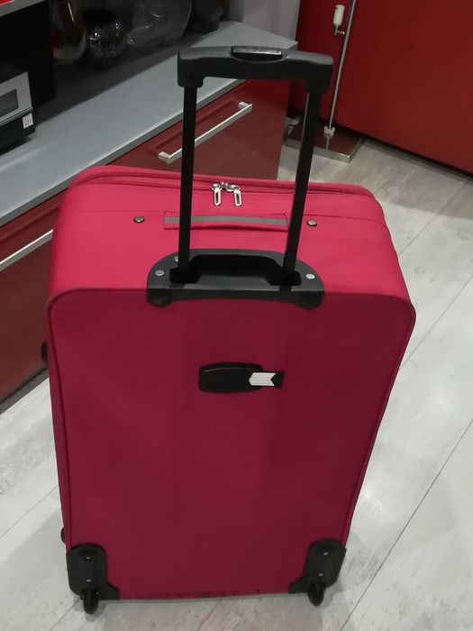 Куфар с колелца и телескопична дръжка