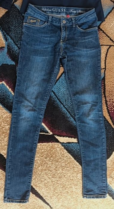 Cămașă cu decolteu și blugi skinny mărimea Xs