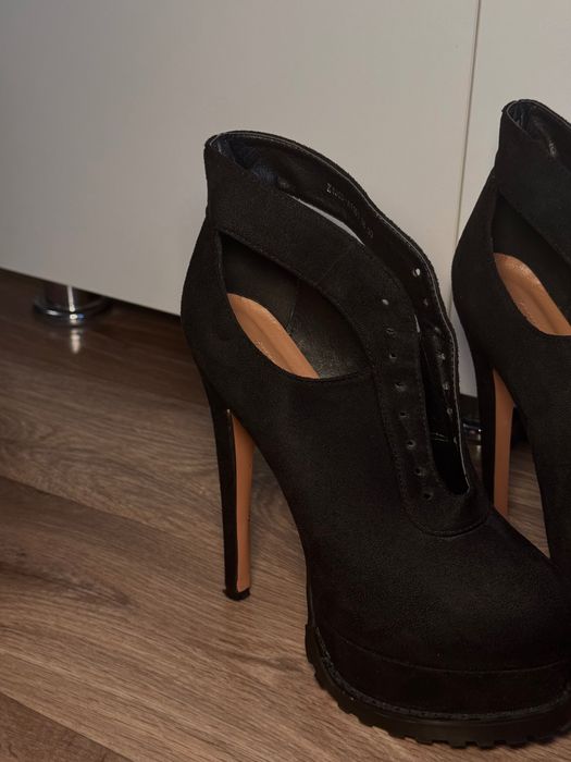 Туфли на высоком каблуке