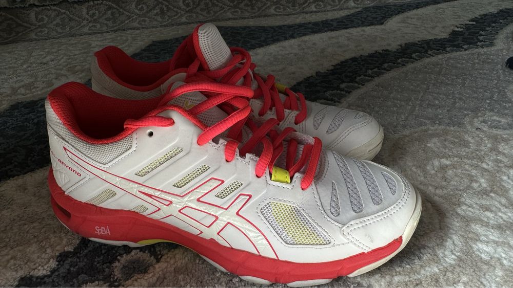 Кроссовки женские