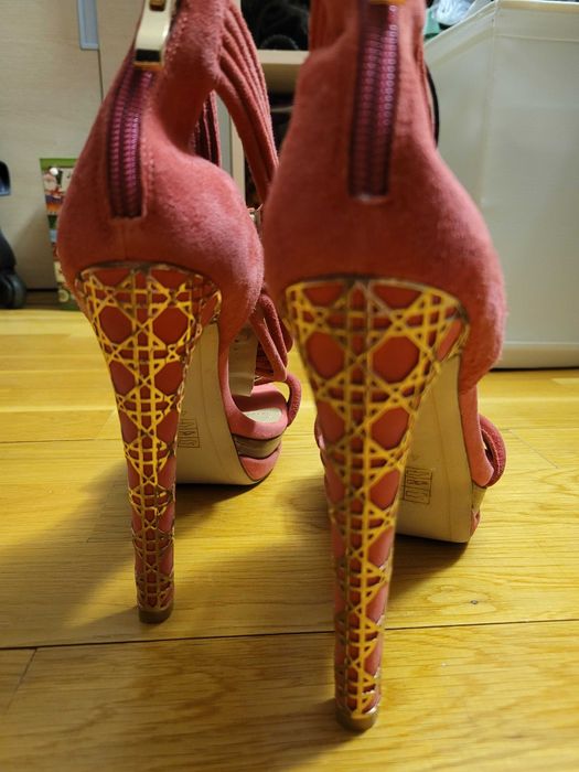 Sandale brand Miu Miu, Vicini, Bronx
