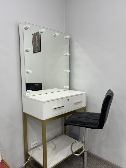 Продам стол визажный