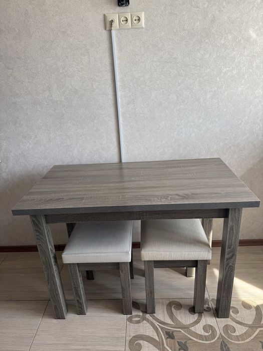 Кухонный стол и 2 табурета