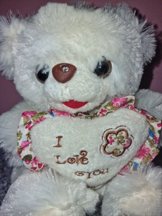 Малко плюшено мече със сърце и надпис I love you
