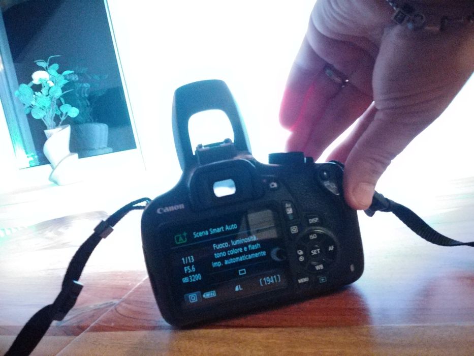 Canon EOS 1200D cu două baterii noi.