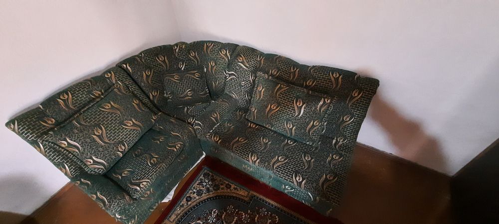 Уголок мебел отличном состоянии.