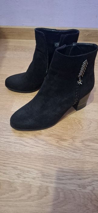 Дамски боти на ток в черно