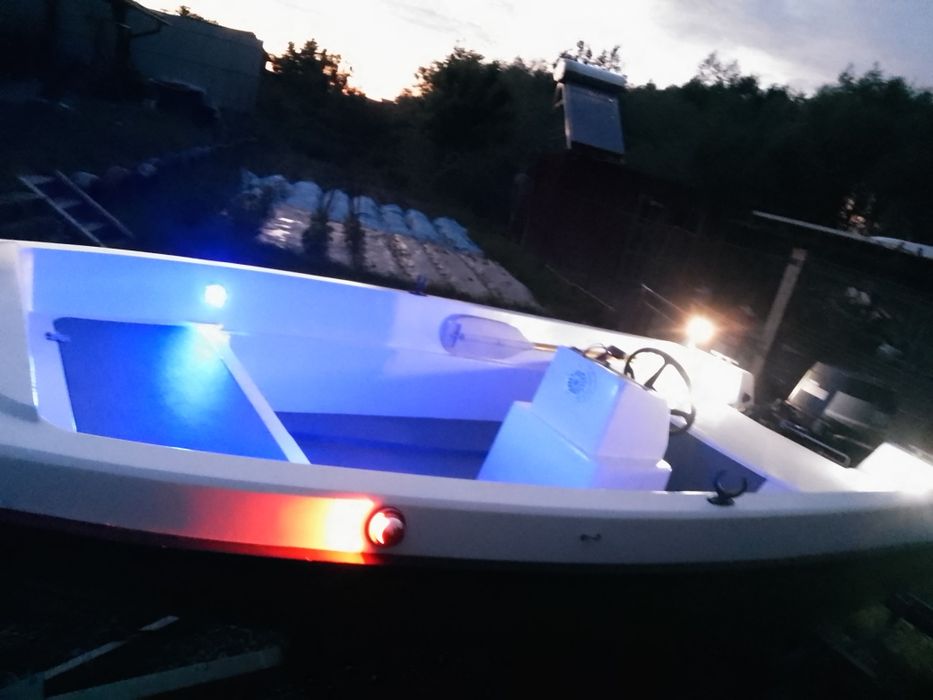 Ansamblu barcă motor și peridoc înmatriculat