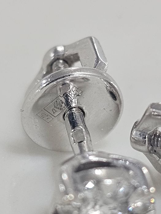 585 Бриллиантовые серьги