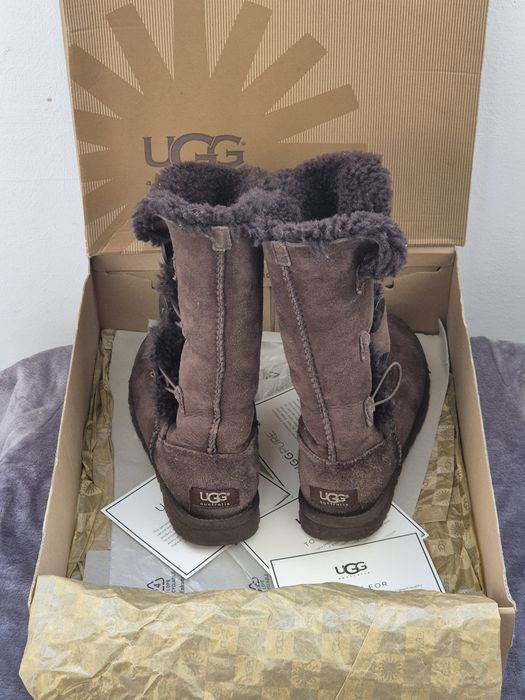 UGG    W   Bailey Button Triplet      Chocolate