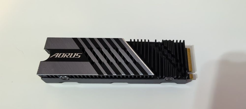 SSD Gigabyte AURUS 1TB gen 4 x4 cu RADIATOR_PC/Laptop_89% Health/Viata_7000MB/s citire_5500Mb/s scriere