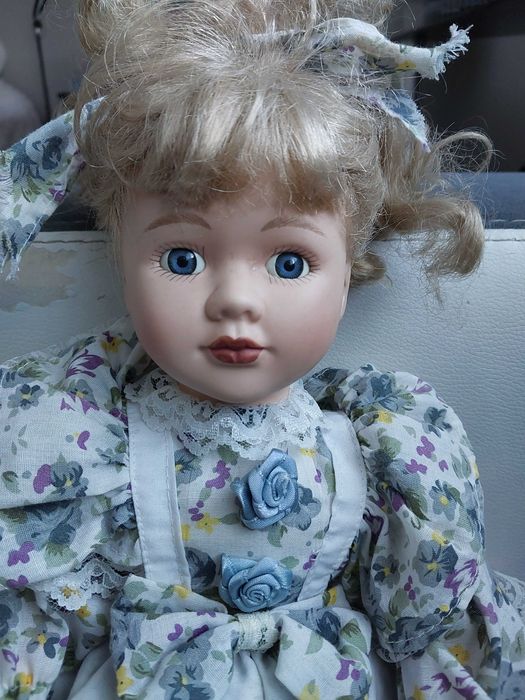 Кукла в платье в цветочек.Фарфоровая.