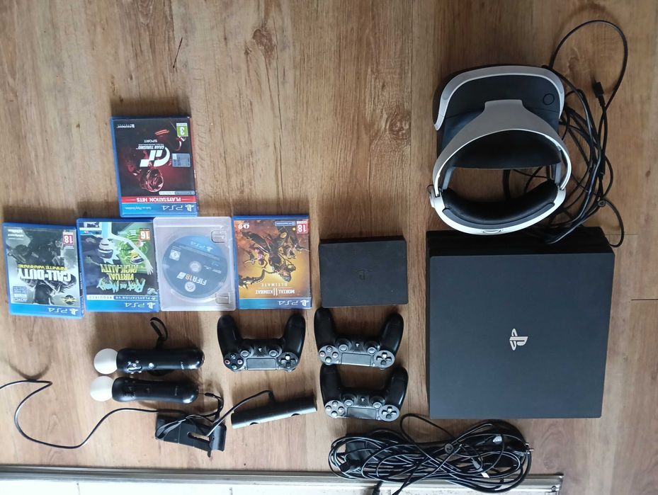 PS4 pro 1TB + PSVR1 set întreg (descriere) + 3 controllere dualshock + 5 cd uri (descriere)