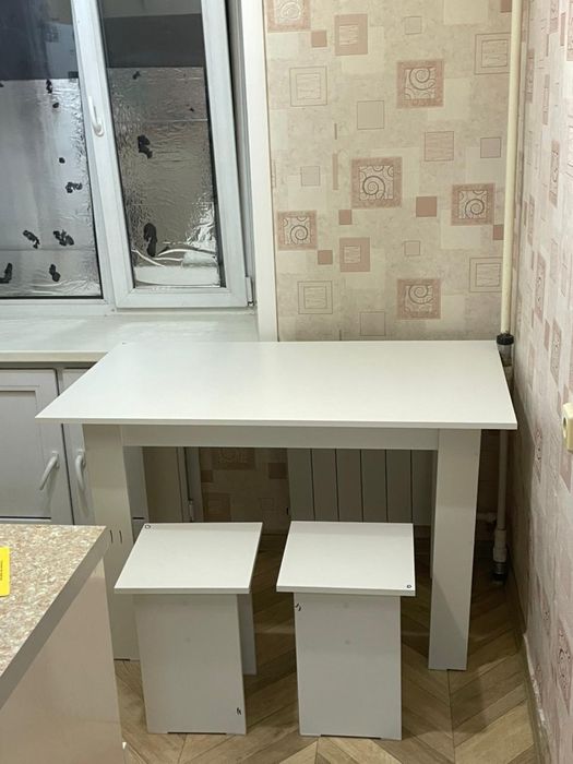 Стол кухонный и 4 табуретки
