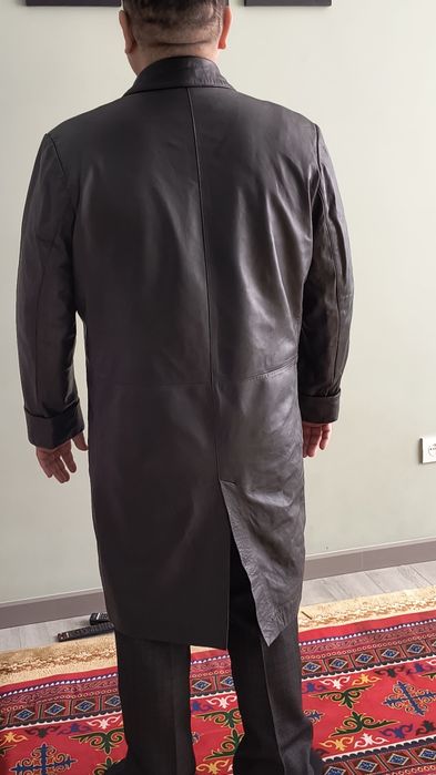 Кожаный черный плащ