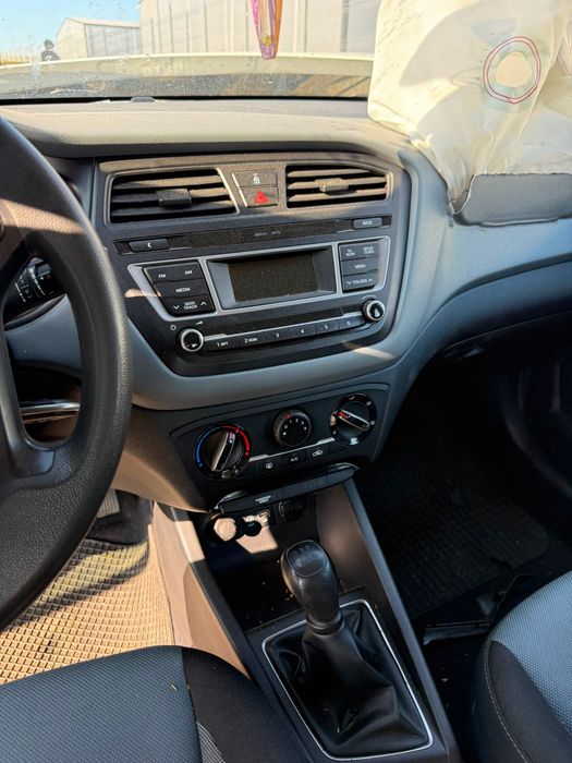 Dezmembrez Hyundai i20 alba 2017 1.2 benzina G4LA volan stanga 150.000 km