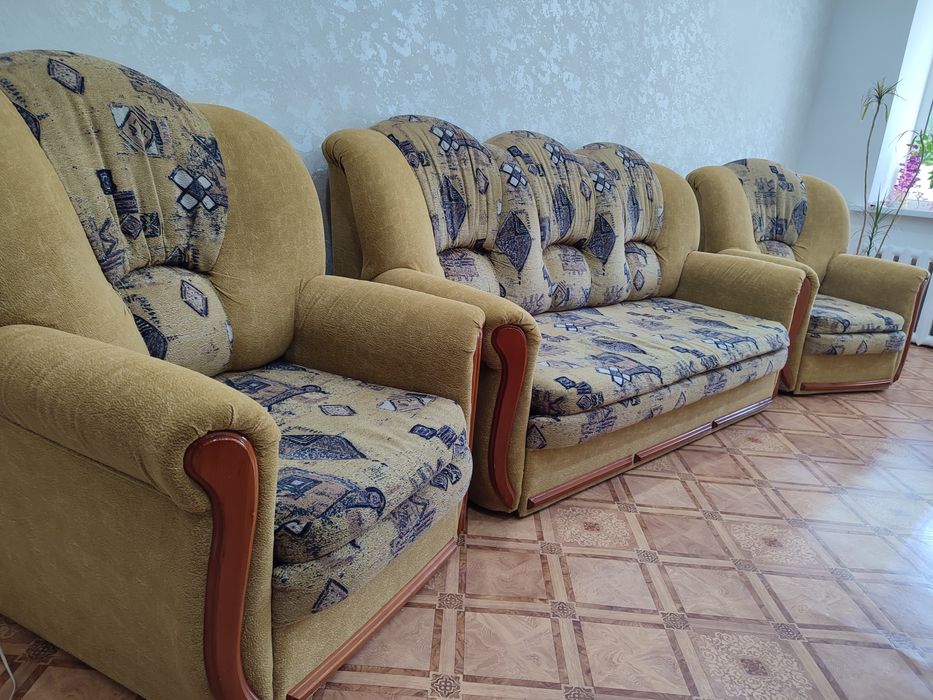 Мягкая мебель : диван и 2 кресла