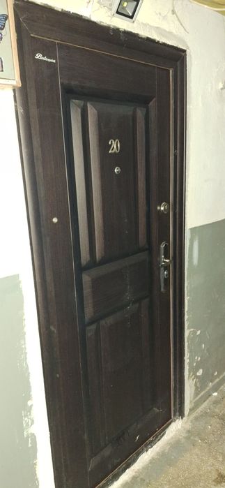 Vând ușa în stare foarte bună