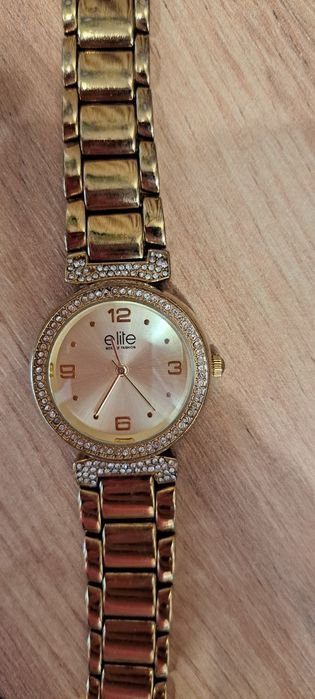 Elite дамски златист часовник с камъни
