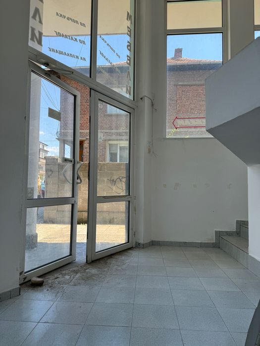 Дава се под наем Магазин в Казанлък - 100 кв.м за 387.6 € - Снимка #1