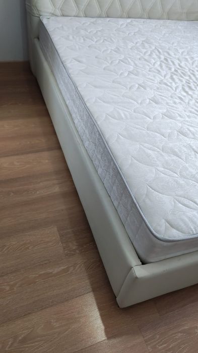 Кровать с матрасом.