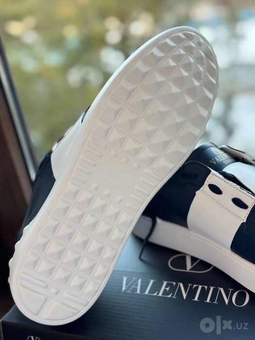 Продажа стильной мужской обуви Valentino.