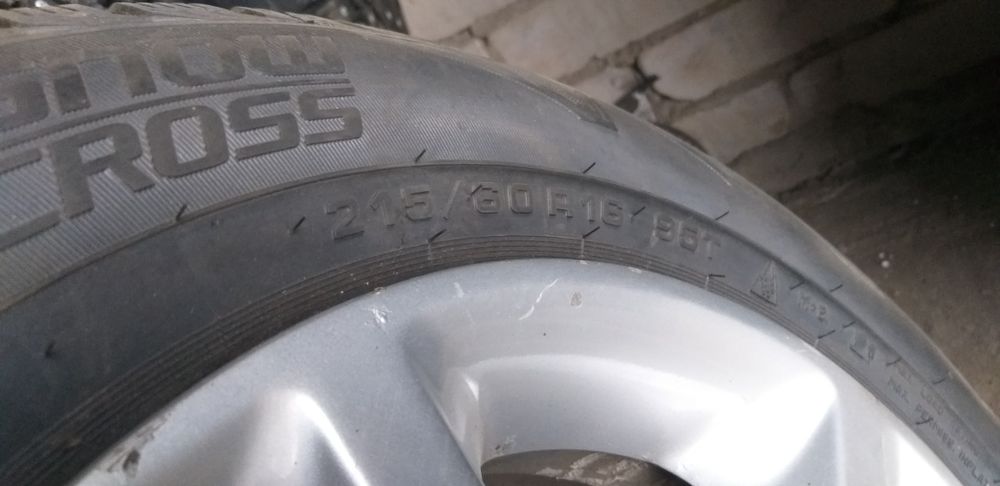 Резина зимняя шипованая новая на дисках Лексус .