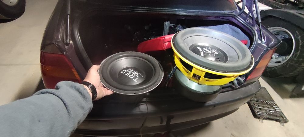 Subwoofer auto de mare putere 6000w 10000w putere cu membrana defectă, a căzut o scândură pe el. Difuzor și încă un subwoofer de 800-1000w perfect fun