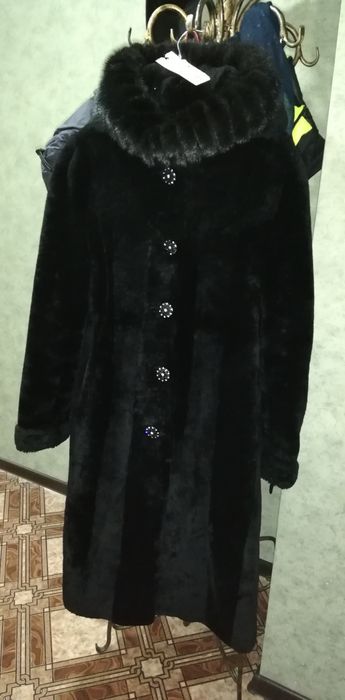 Продам шубу (мутон). Цвет чёрный.