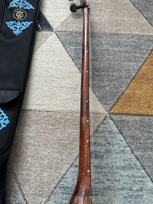 Фирменное домбыра от компаний “Mıras”