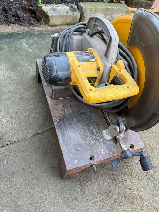 Fierăstrău circular pentru debitare metal, DEWALT DW872, 230 V, 2200