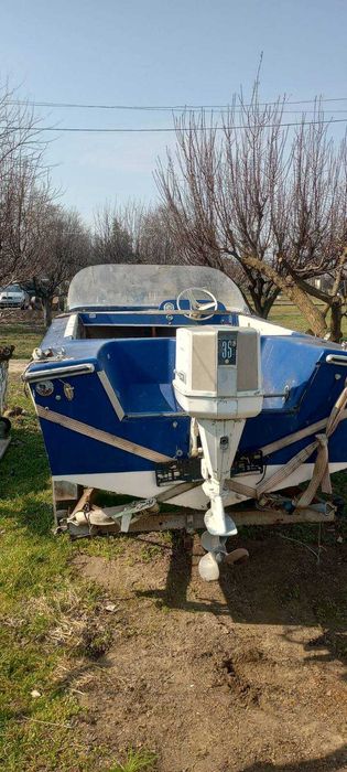 Моторна лодка с мотор и ремарке