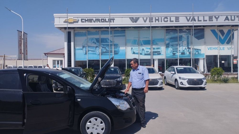 Cobalt avtomobili 4 pozitsiyasi qop-qora