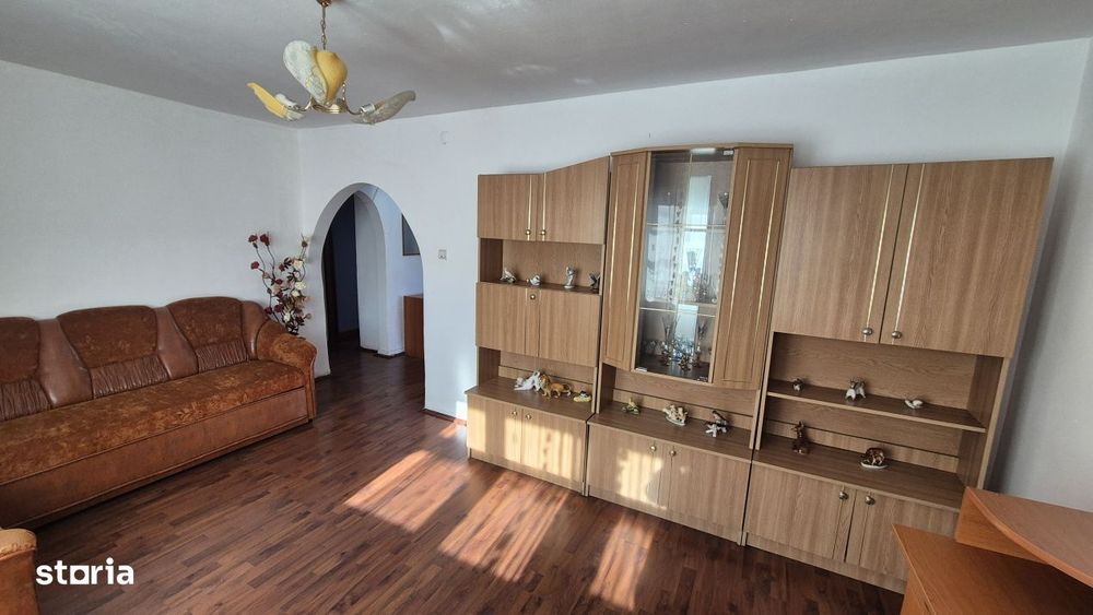 Vanzare apartament 3 camere, et. 2, in Rovinari, str. Plopilor