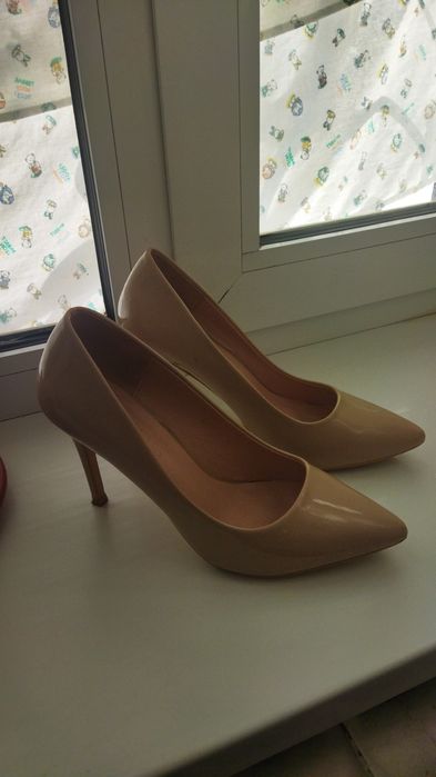 Продам женские лакированные туфли