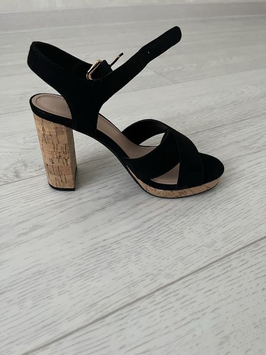 Продаю новые босоножки