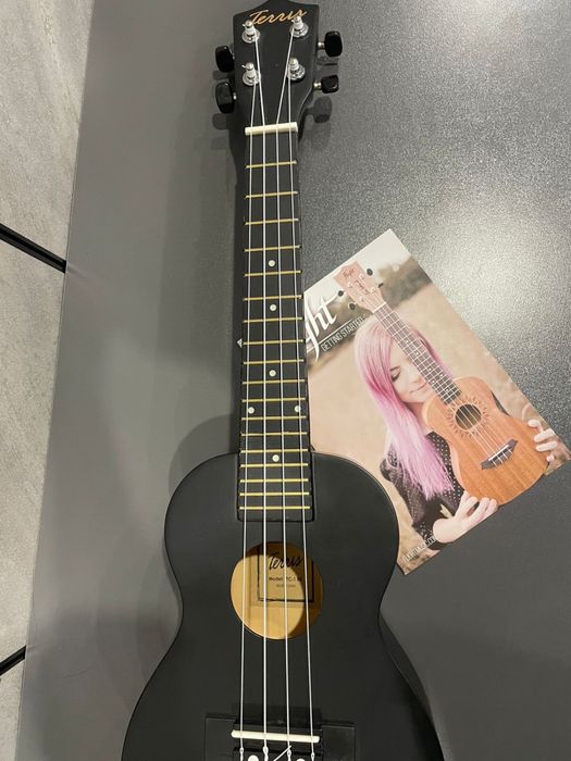 черная укулеле terris