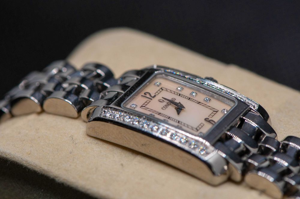 Швейцарски дамски часовник с естествени диаманти - Concord Sportivo