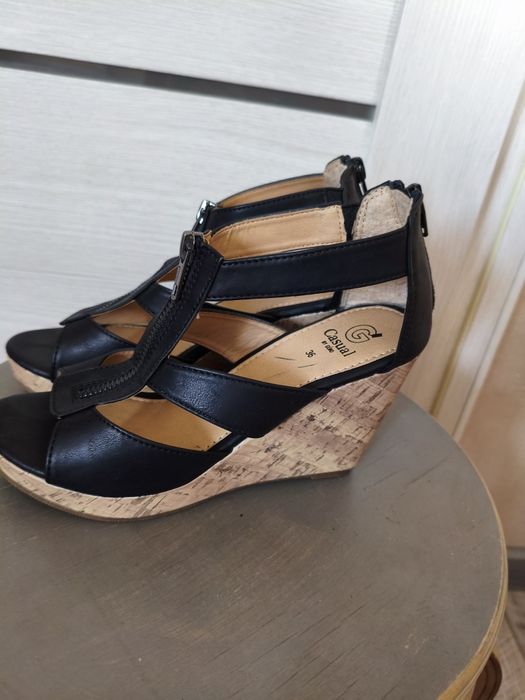 Стильные босоножки на танкетке