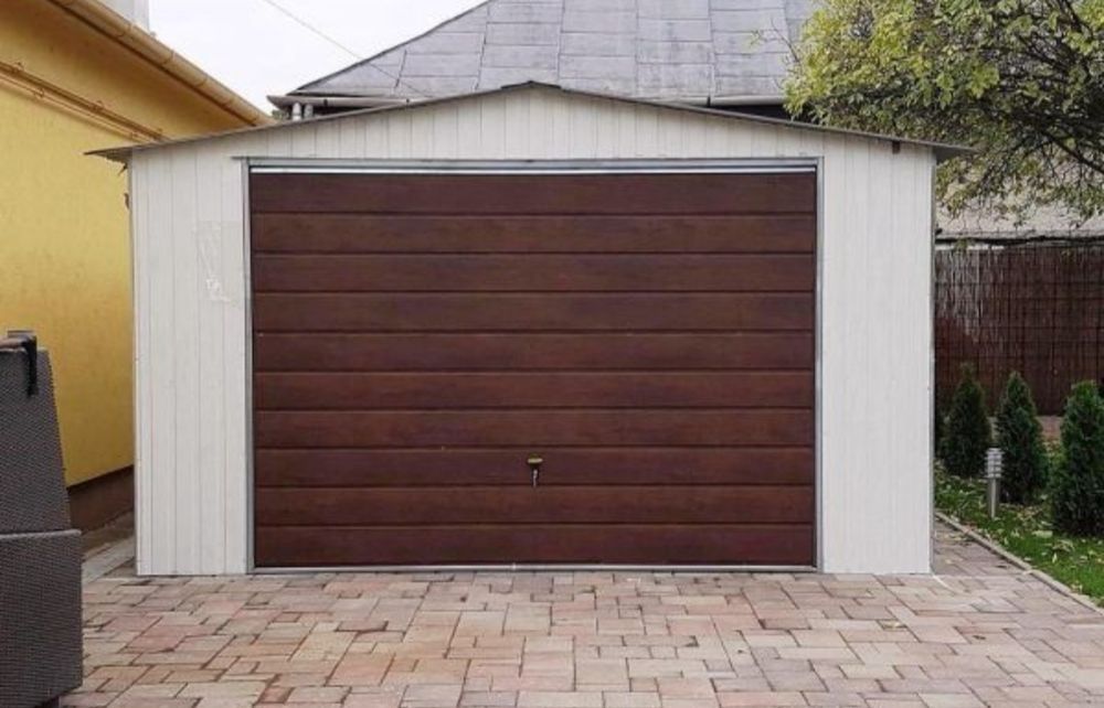 Vând garaj auto pe structura metalica anvelit cu panouri