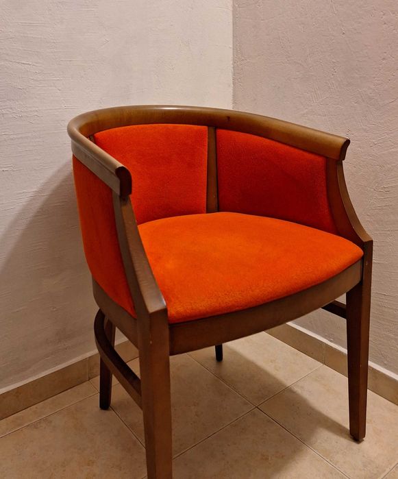 кресло , фотьойл. дъб, червена кадифена италианска дамаска.