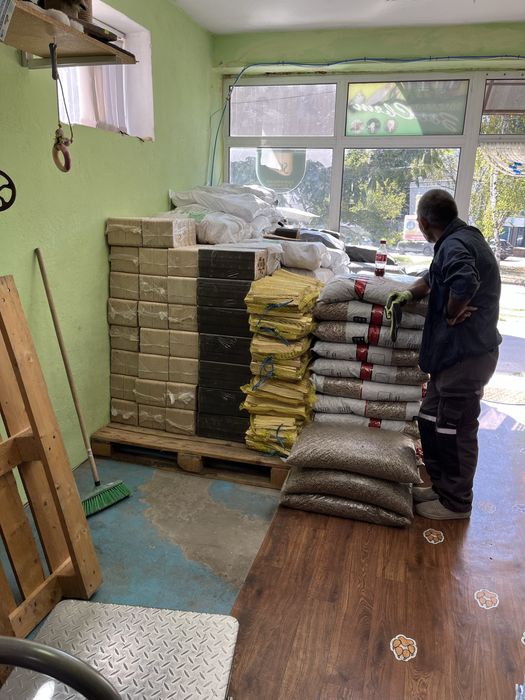 Пелети и екобрикети от дърво и слънчоглед