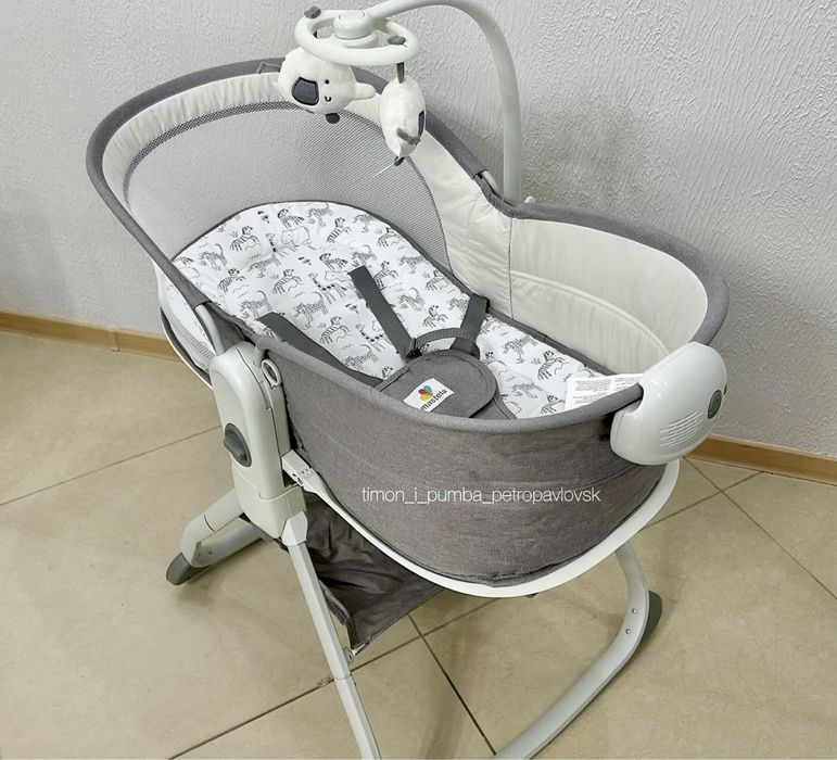 Детская кроватка с маятником