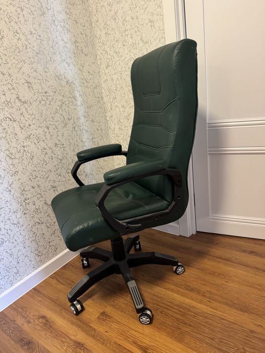 Офисное кресло кожанное