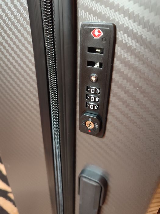 Чисто нов КУФАР С КОЛЕЛЦА NASA, ултра лек, поликарбонат, размер М