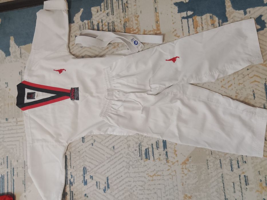 Продам костюмы для спорта
