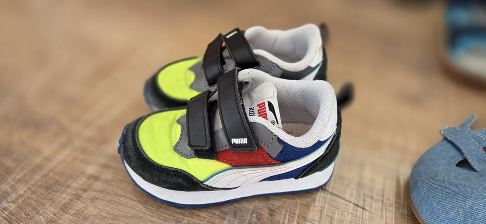 Adidași nr.23 și sandale nr.24