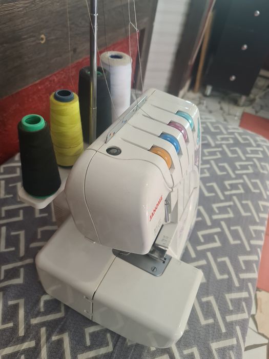 Оверлог JANOME продаю